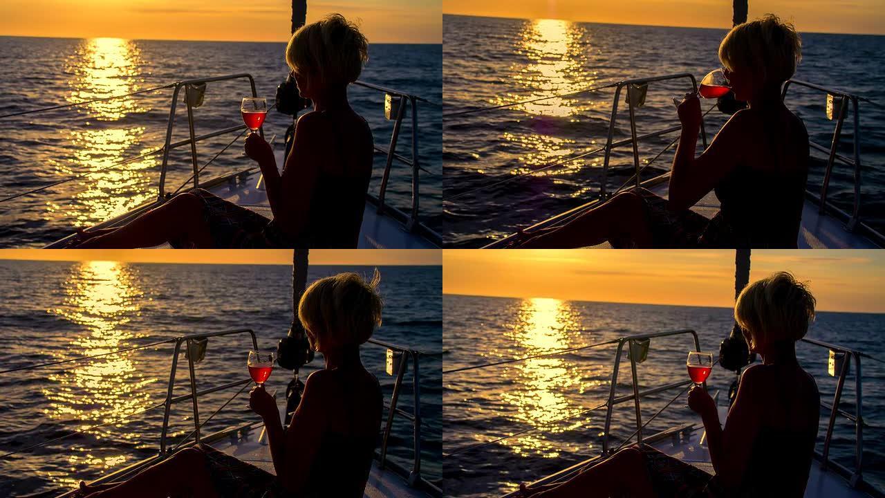 女士在日落航行时喝酒
