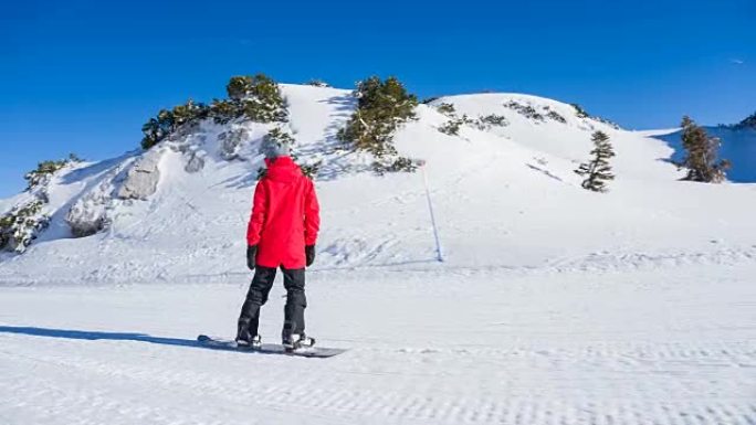 在阳光明媚的冬日滑雪