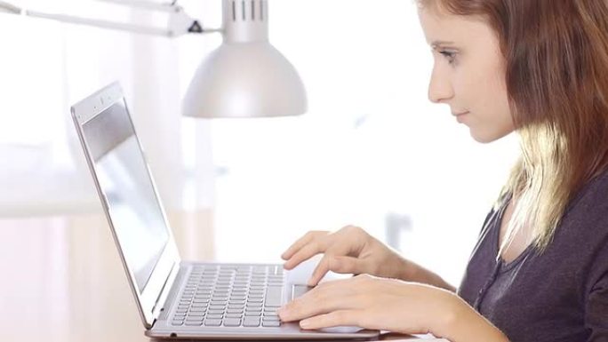 年轻女子在笔记本电脑上学习