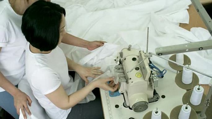 缝纫厂使用包缝机的裁缝