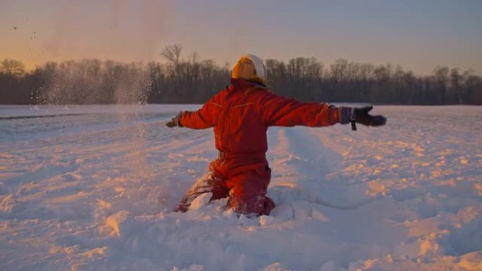 TS女孩在雪地里玩得很开心