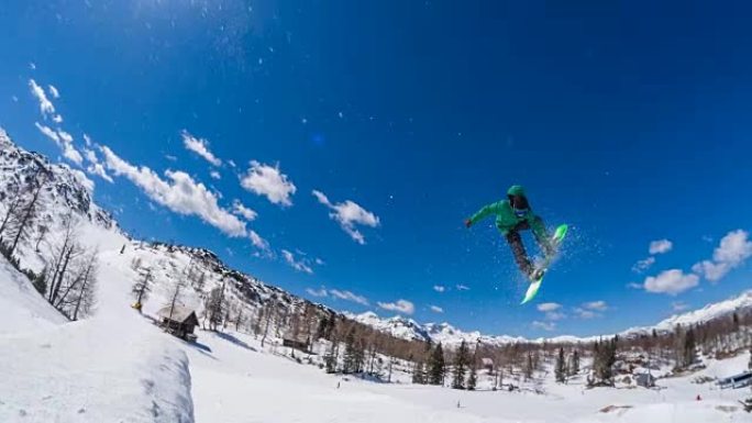 自由式滑雪者在雪地公园表演跳跃特技