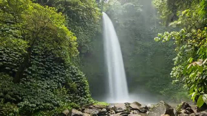 热带雨林中部瀑布的时间流逝