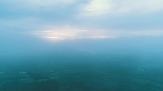 神秘的湖。鸟瞰图夕阳黄昏视频素材俯拍航拍