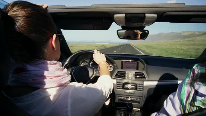 女人喜欢开车户外旅行行驶在公路自驾游