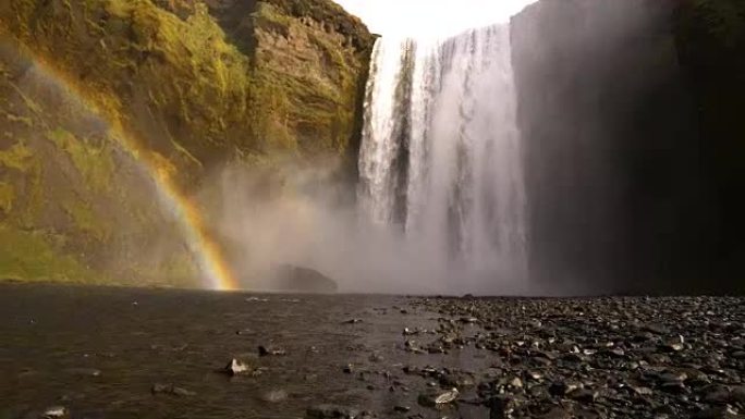 冰岛斯科加福斯瀑布旁的美丽彩虹