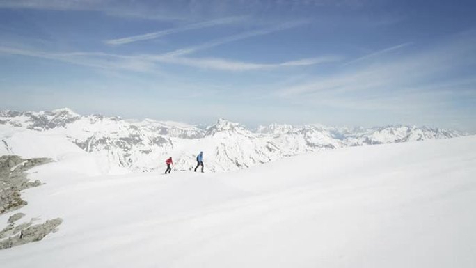 登山者在白雪覆盖的山上行走