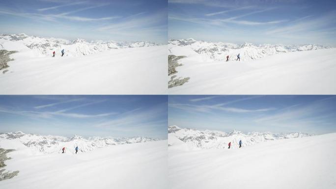 登山者在白雪覆盖的山上行走