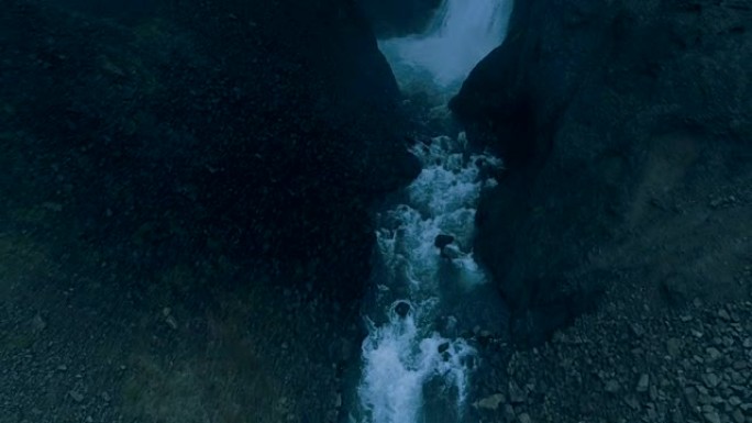 被岩石包围的瀑布飞流直下三千尺山涧溪流瀑