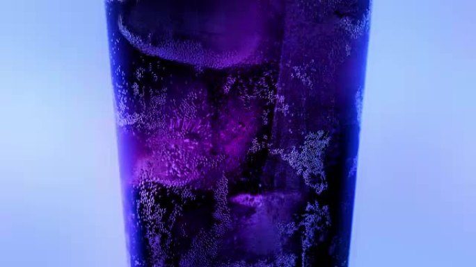 聚会上的可乐倒在冰上