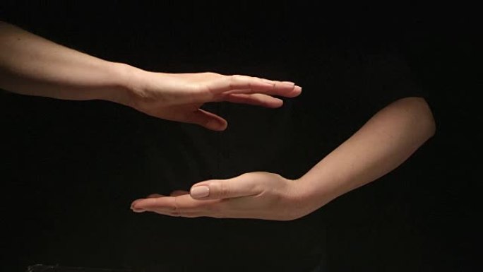 女人张开相连的手。空间和宽度隐喻