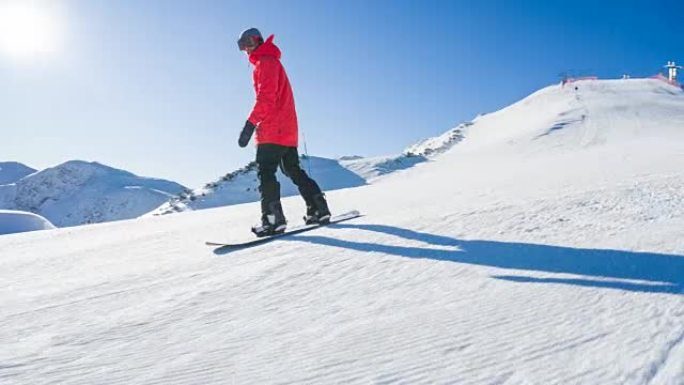 滑雪者冲下滑雪坡慢动作光线照射极限运动