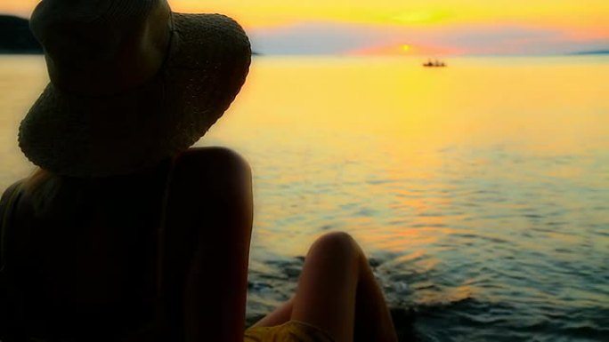 HD DOLLY:日落时的女人和摩托艇