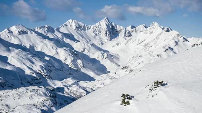 从滑雪胜地的升降椅上看到积雪覆盖的山脉