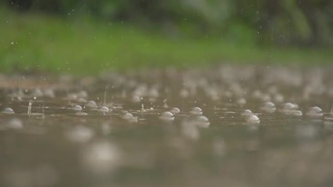 雨中的SLO MO街道表面