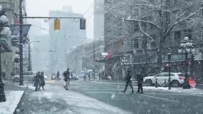 暴风雪中人们穿过城市道路