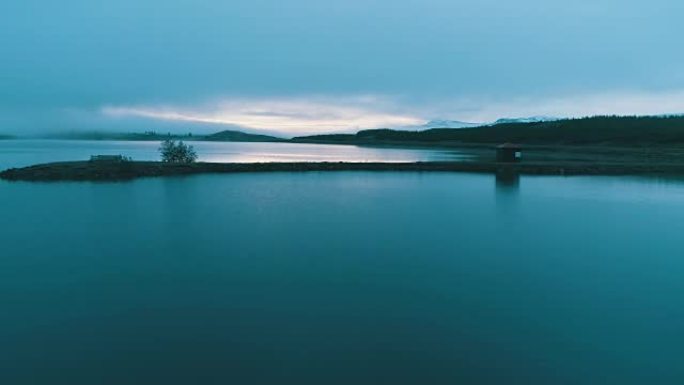 神秘的湖。鸟瞰图鸟瞰湖泊