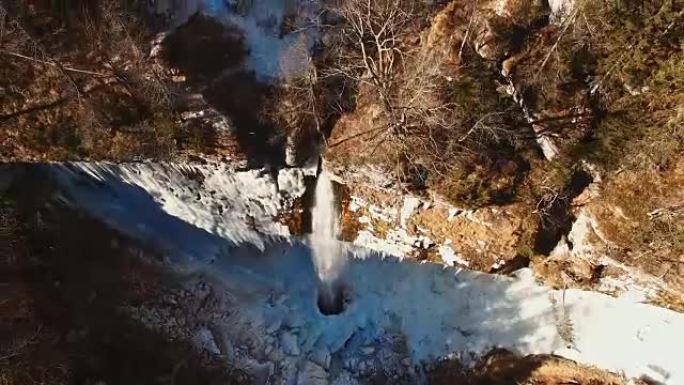 朱利安阿尔卑斯山的空中冬季瀑布