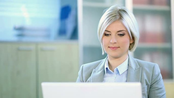 在笔记本电脑上工作的商务女性