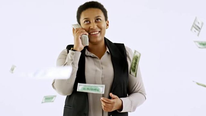 黑人女商人使用一堆现金作为电话