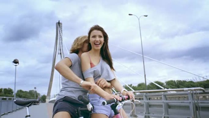 骑自行车的迷人夫妇。