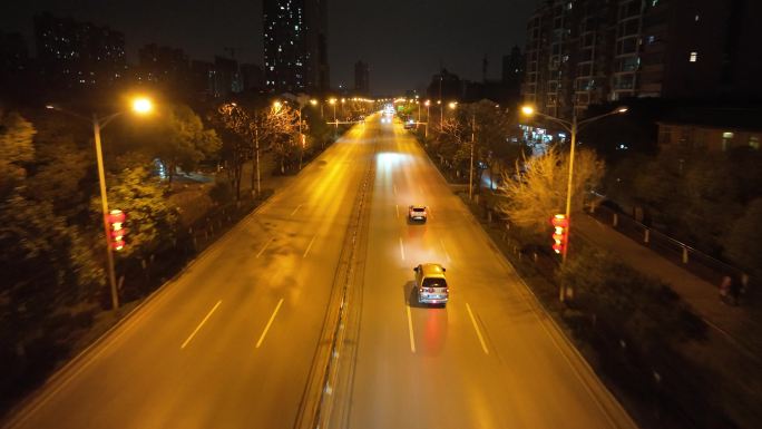 武汉蔡甸新天大道夜景航拍马路车流汽车超车