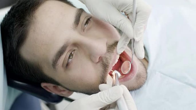 牙医的年轻人修牙