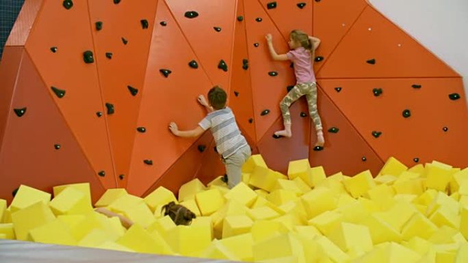 儿童使用人工攀岩墙