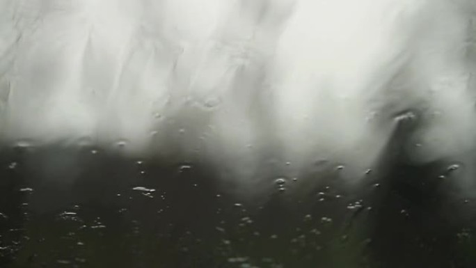 雨点落在窗户上雨点落在窗户上