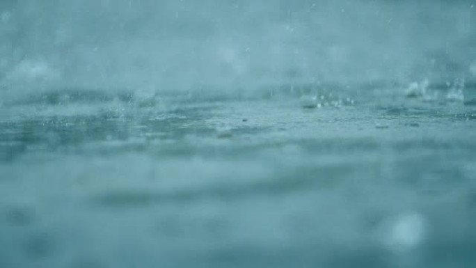 水滴落下地面下雨天雨季