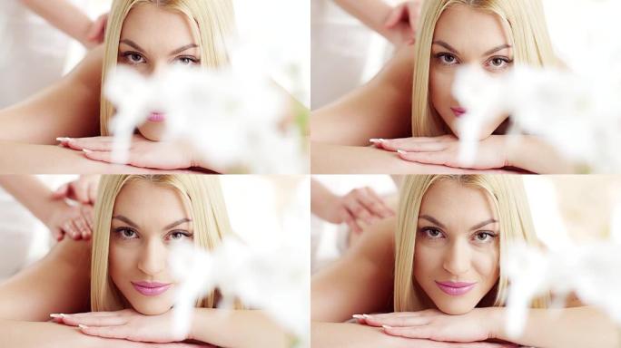 接受背部按摩的年轻女子