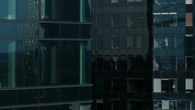鸟瞰图: 从外面进入办公楼，商人在大楼的所有楼层工作。美丽的飞行扫射金融商务区摩天大楼。