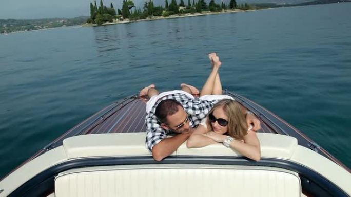 情侣在游艇上放松情侣在游艇上放松外国人约