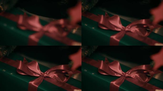 前面有礼物的圣诞树