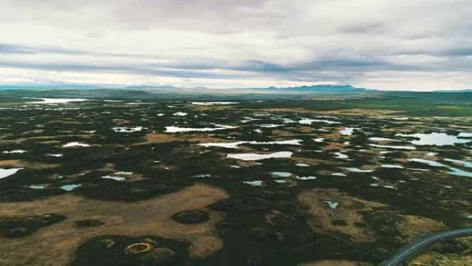 火山景观。莫斯覆盖的山脉和熔岩场