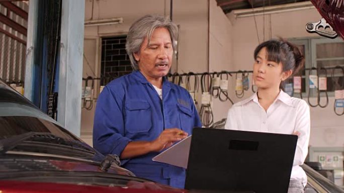 机械师在车库里和一位女顾客交谈，汽车服务理念