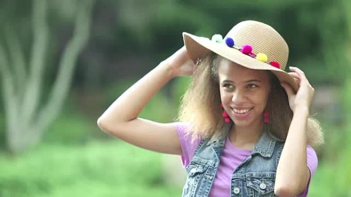 公园里的混血少女尝试戴宽檐帽