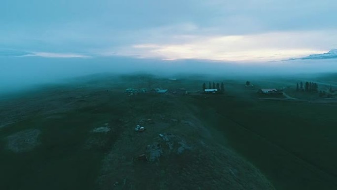 神秘的湖。鸟瞰图俯拍高山漫游航拍山顶