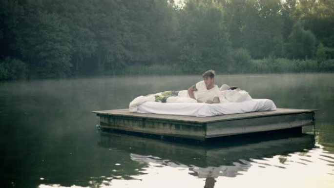 情侣在湖面上醒来度蜜月甜蜜互相对视