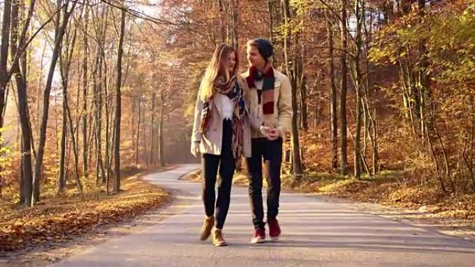 年轻夫妇在森林里散步