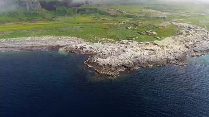 海浪撞击岩石的北鸟瞰图