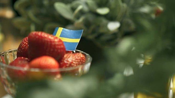 瑞典仲夏晚宴上的草莓