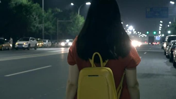 晚上孤独地走在街上的女人