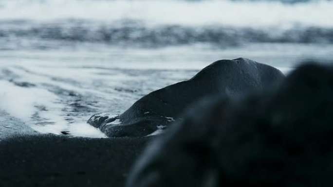 崎岖不平的海岸海浪狂澜自然力量展现海滩风