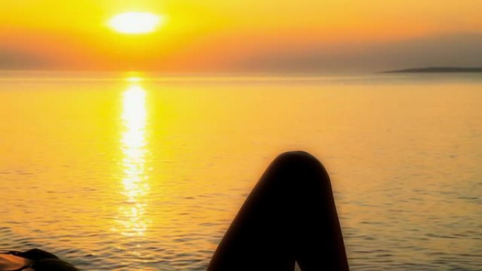 HD DOLLY：日落时躺在海滩上的女人