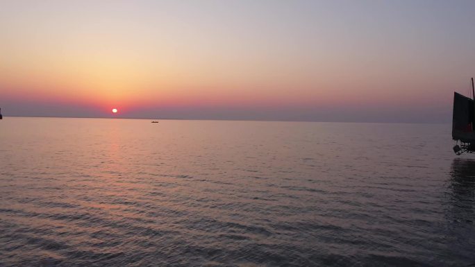 4K航拍太阳升起夕阳美景船帆 河流