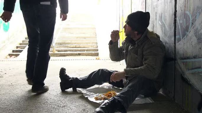 高清: 在一个无家可归的人旁边吃饭