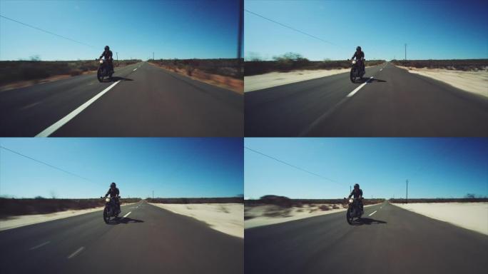 男子在高速公路上驾驶摩托车