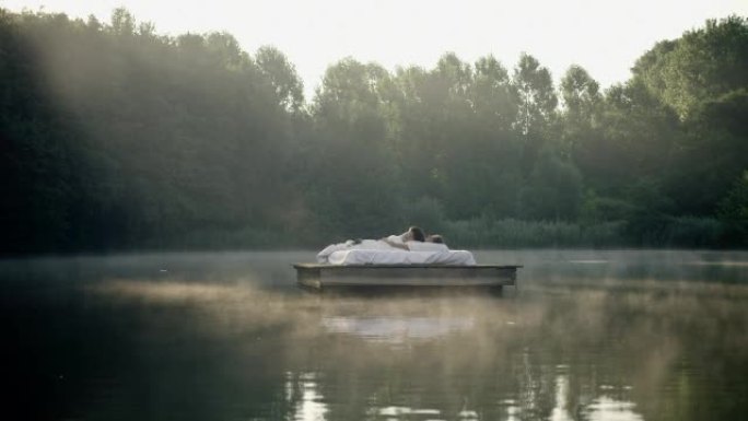 情侣在湖面上醒来情侣湖面睡床