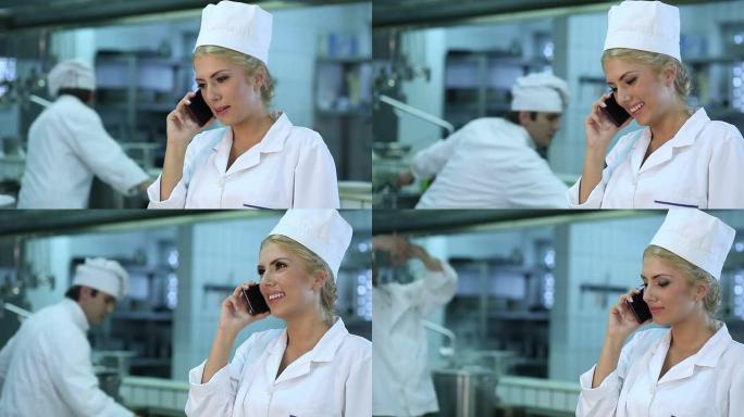 女厨师在电话里女厨师在电话里智能手机通话